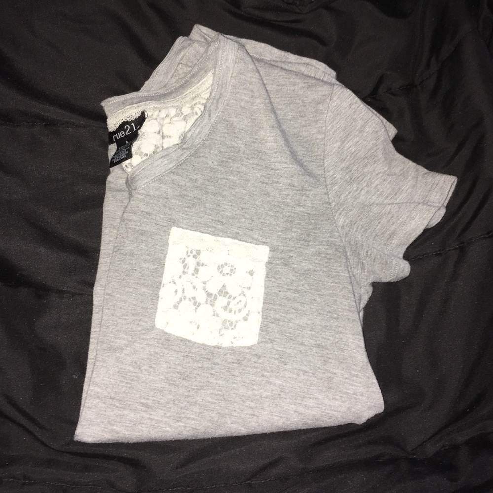 Cute low high tee with crochet pocket